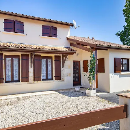 Maison Place De L'eglise Nyaraló *